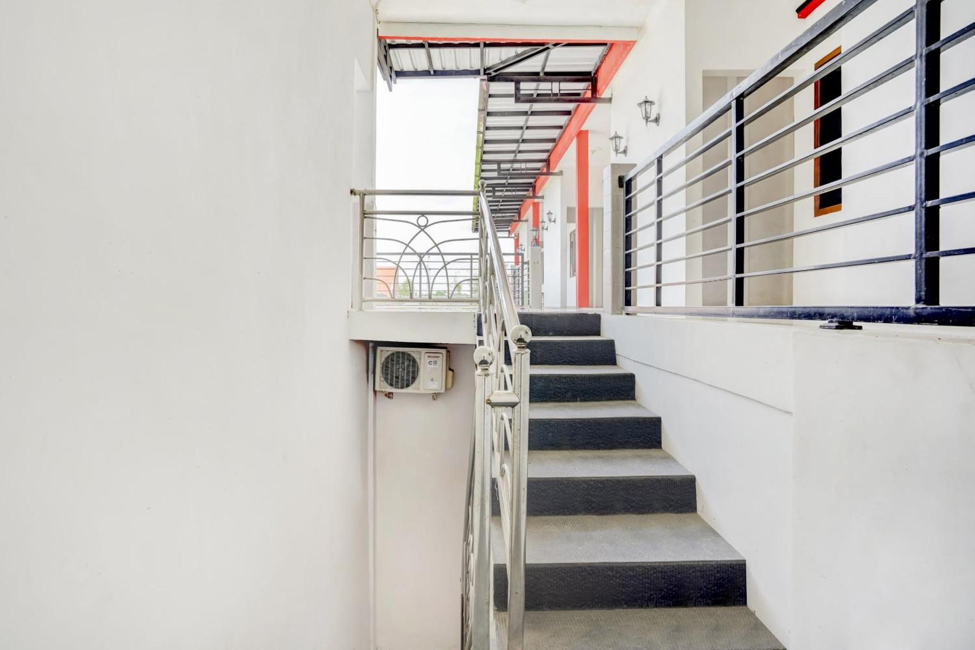Super Oyo 3702 Homestay Bougenville Syariah 라몬간 외부 사진